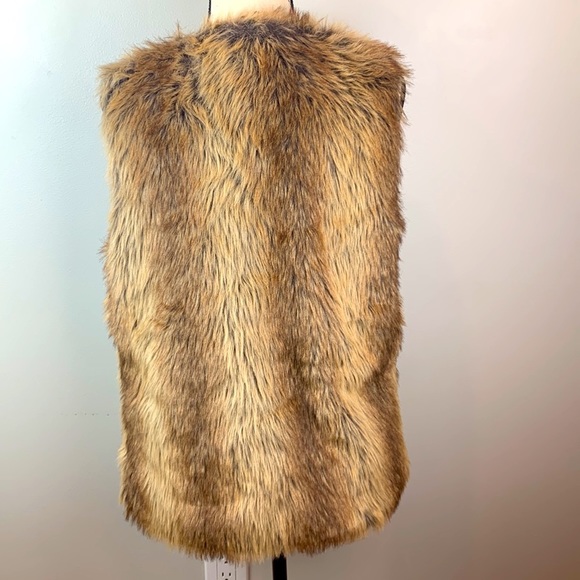 Red Snap Faux Fur Vest - Picture 4 of 6